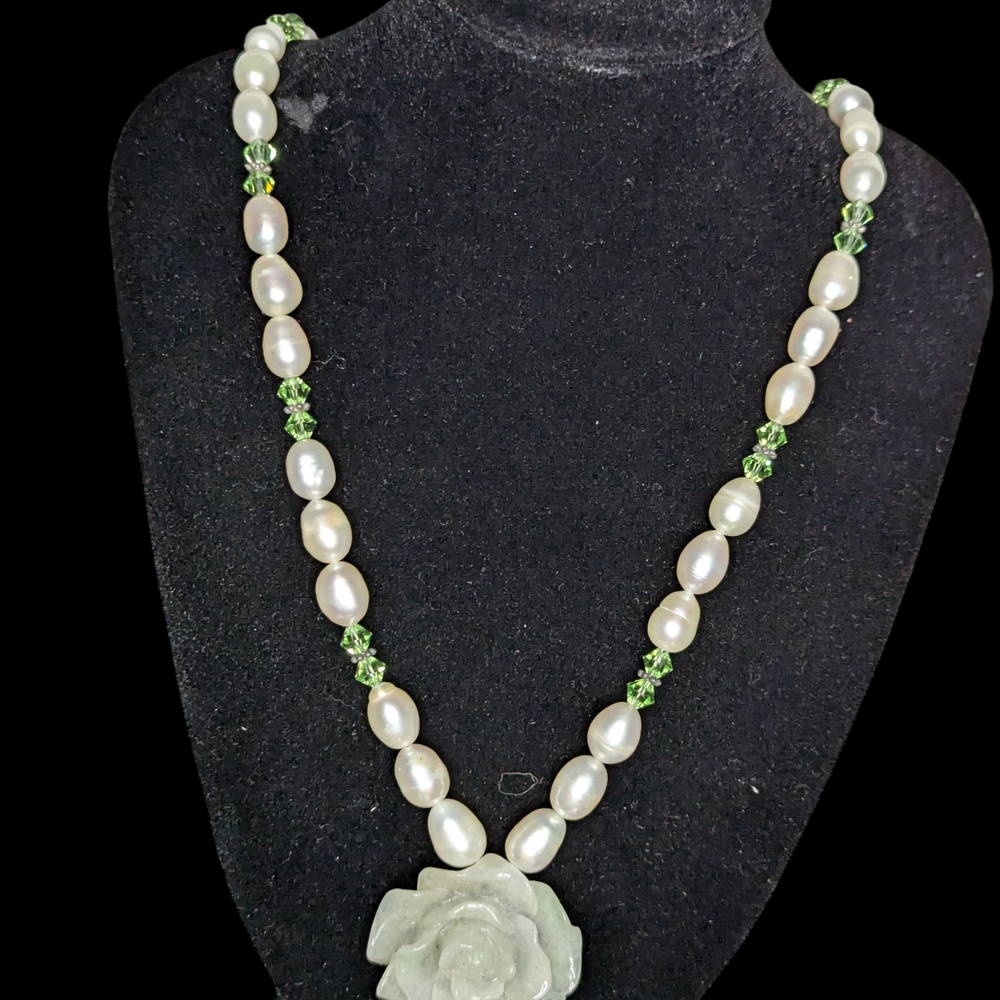 Elegant Pearl and Green Necklace - Picture 2 of 7